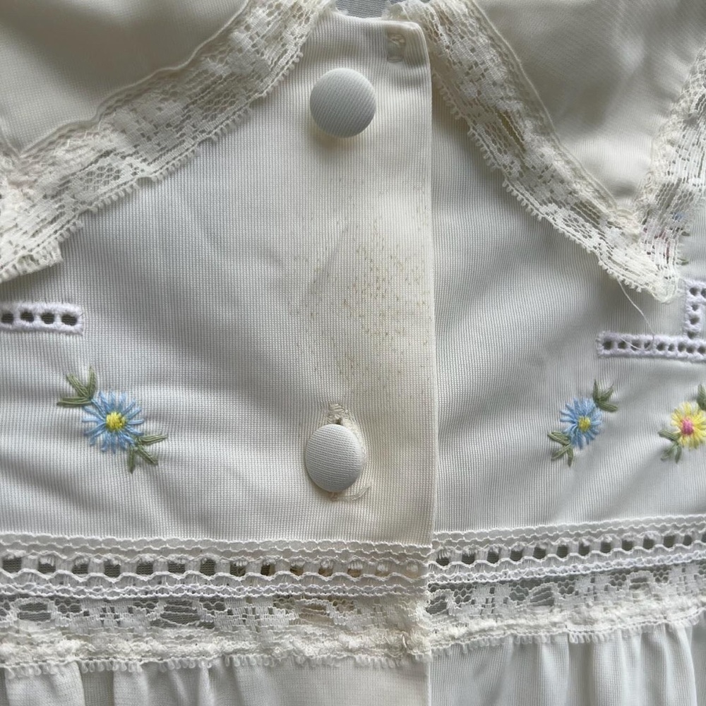Vintage long sleeved button down floral embroidered nightie - Picture 4 of 4